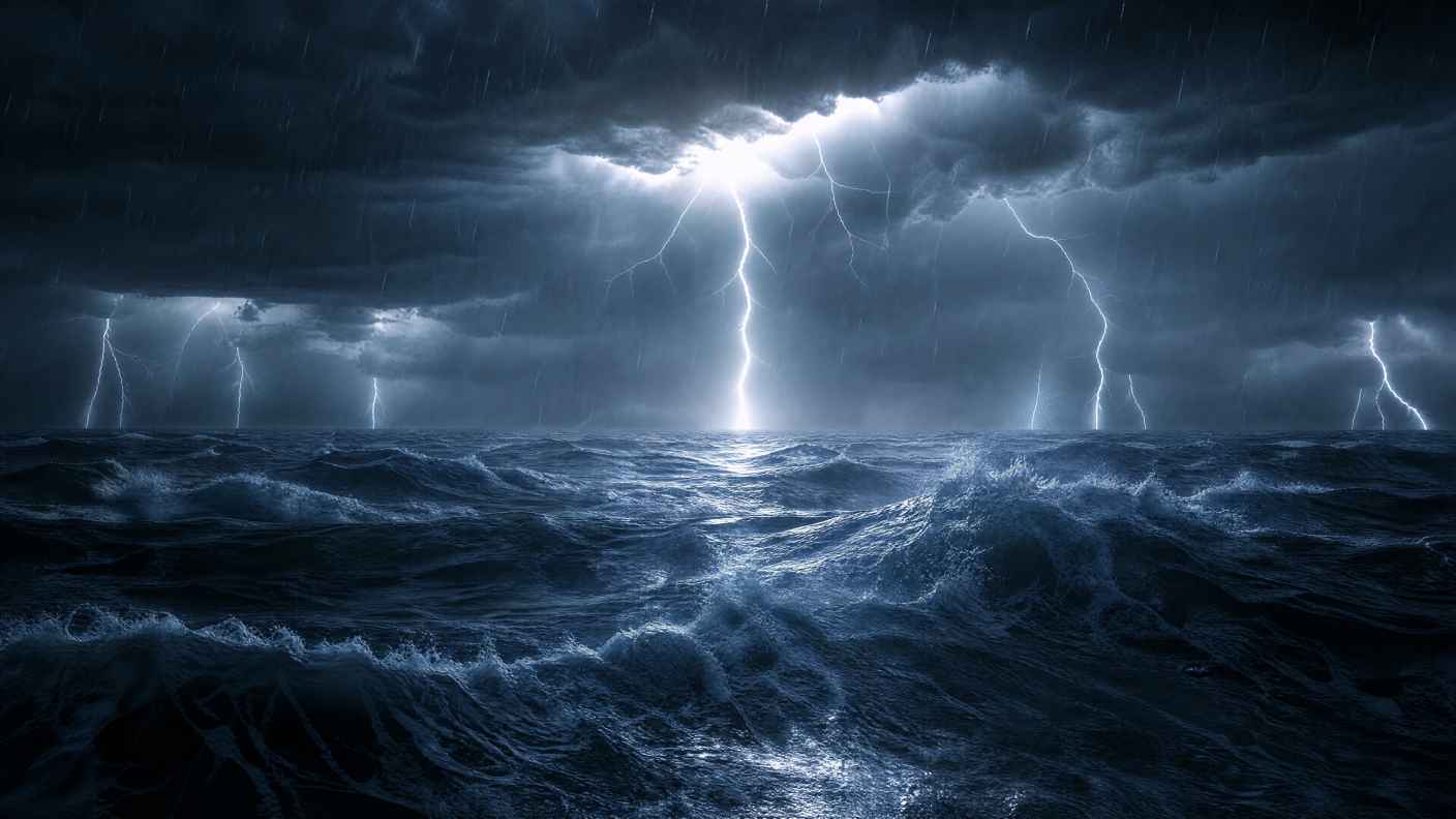 雷电 暴雨 海面 巨浪 压抑感 4K 壁纸 - 唯爱图库