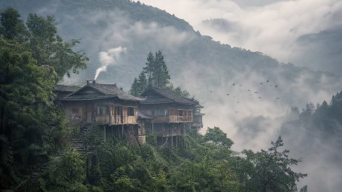 山间吊楼 晨雾缭绕 乡土诗意 古风民居 4K 壁纸 - 唯爱图库