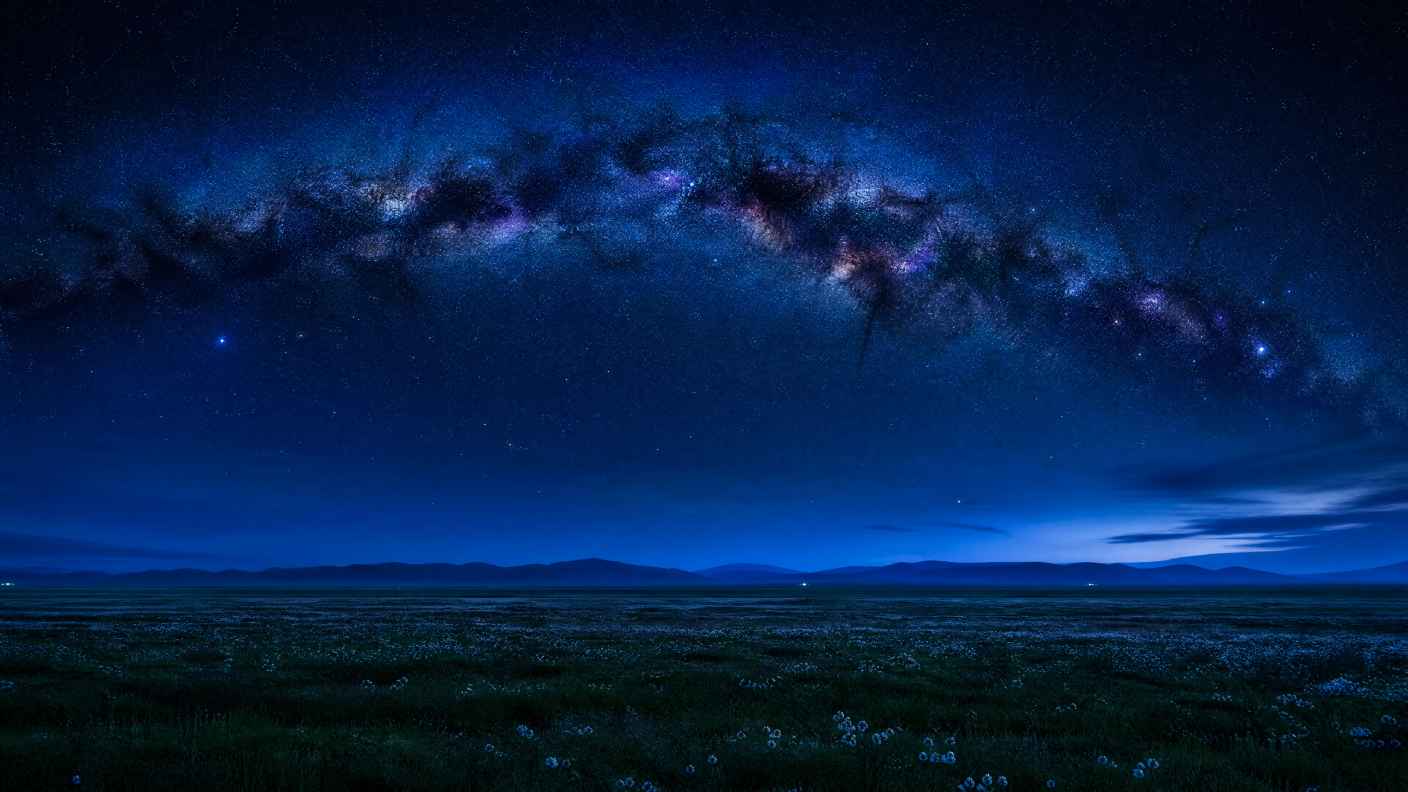 草原星空 银河倒挂 暗夜蓝调 辽阔原野 4K 壁纸 - 唯爱图库