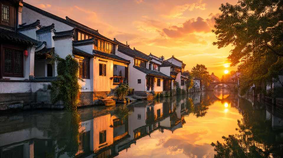 江南夕阳 白墙黛瓦 河面倒影 暖光染檐 唯美古风 4K 壁纸 - 唯爱图库