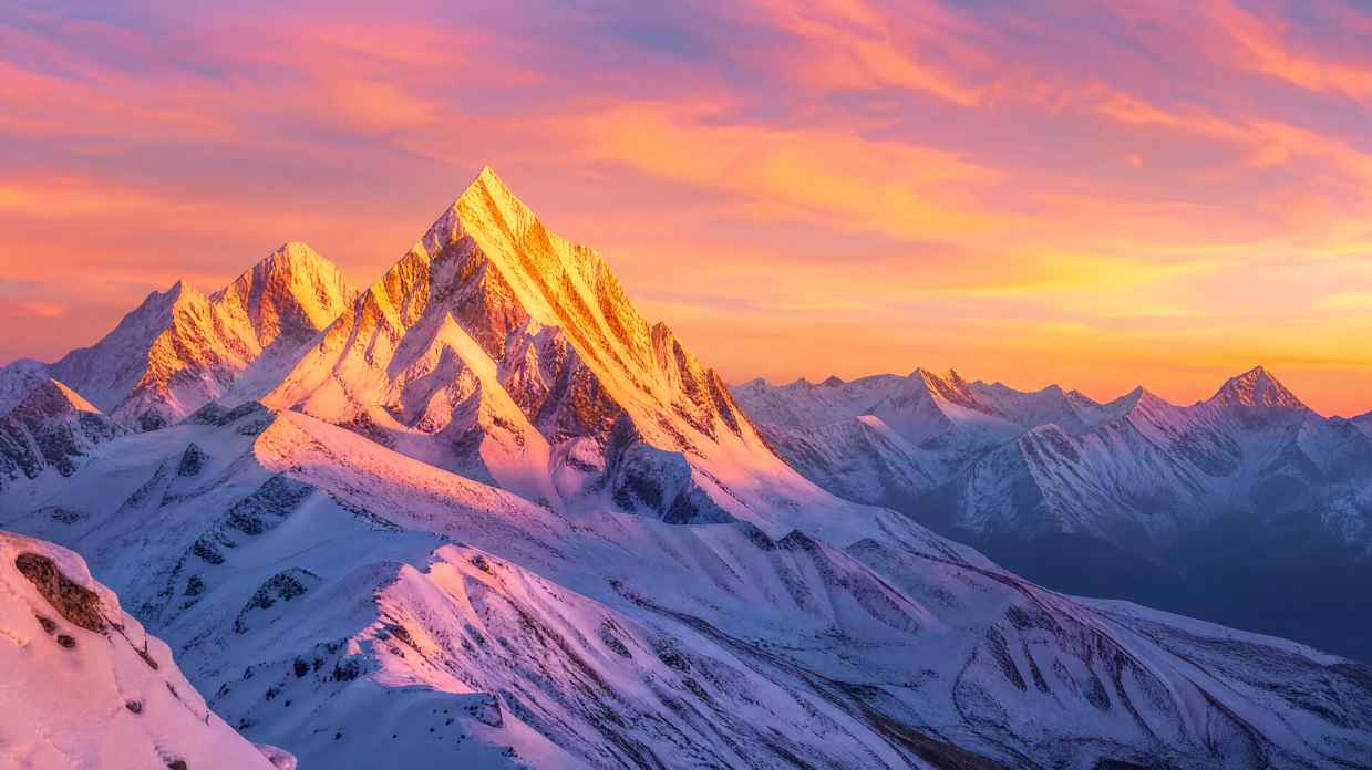 雪山夕阳 雪峰金顶 天空粉橙 清冷与温暖 唯美风光 4K 壁纸 - 唯爱图库