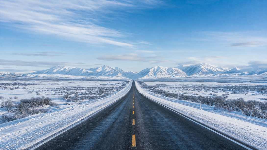 雪与公路 笔直公路 积雪路肩 开阔冬景 4K壁纸 - 唯爱图库