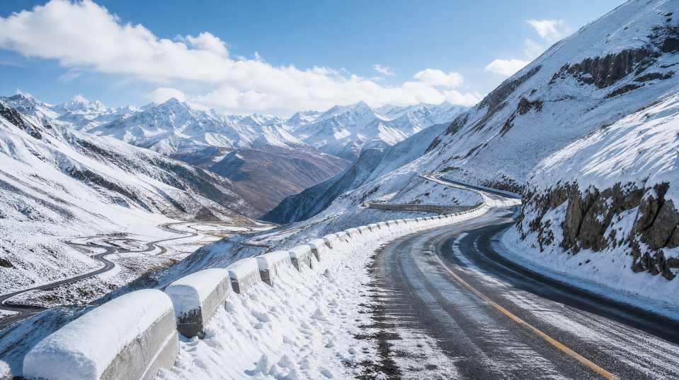 雪与山路 盘山公路 积雪两旁 自驾冬景 4K壁纸 - 唯爱图库