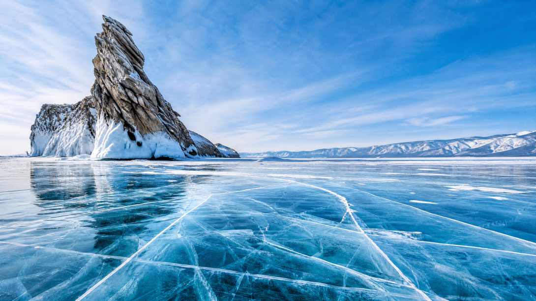 冰湖雪景 湖面结冰 纹理清晰 蓝冰奇观 4K壁纸 - 唯爱图库