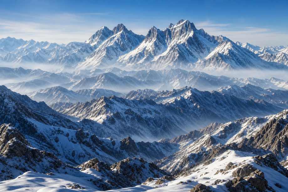 群山雪景 层峦叠嶂 银装素裹 壮阔山河 4K壁纸 - 唯爱图库