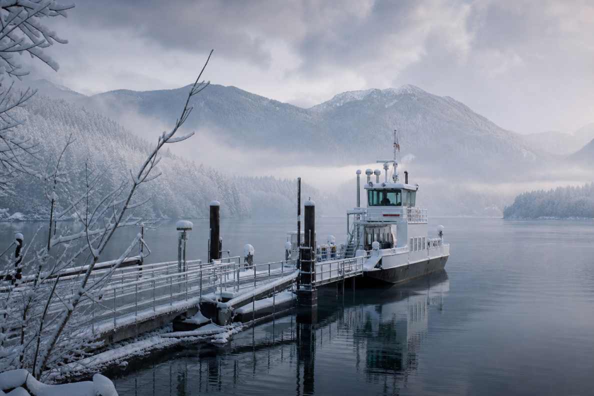 雪与河流渡口 渡口积雪 渡船停泊 静谧冬景 4K壁纸 - 唯爱图库