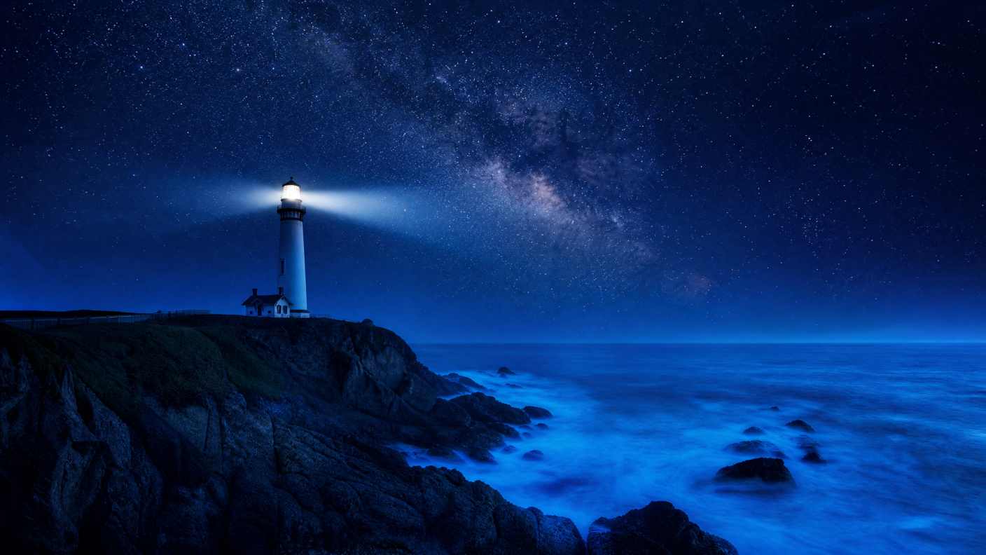 悬崖边的灯塔，夜晚星空为背景，银河隐约可见，海浪拍打礁石，蓝色调为主，长曝光，神秘氛围，高分辨率 - 唯爱图库