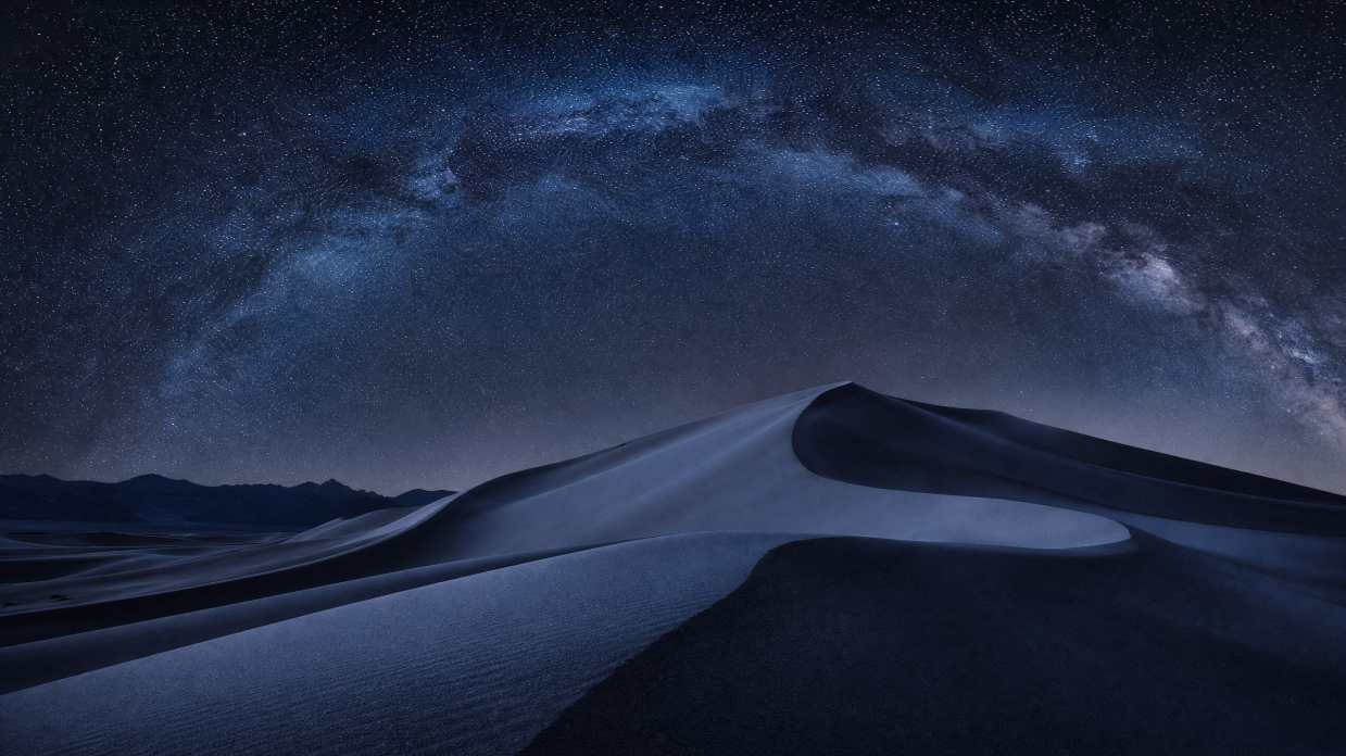 沙漠星空，银河拱桥，沙丘曲线，冷色调，寂静，超清 - 唯爱图库